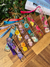 Load image into Gallery viewer, Dried Flowers Resin Bookmarks
