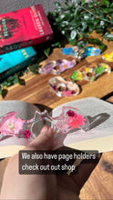 Load image into Gallery viewer, Dried Flowers Resin Bookmarks
