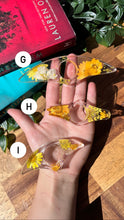 Load image into Gallery viewer, Dried Flowers Resin Page Holders
