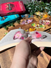 Load image into Gallery viewer, SET Dried Flowers Resin Page Holders
